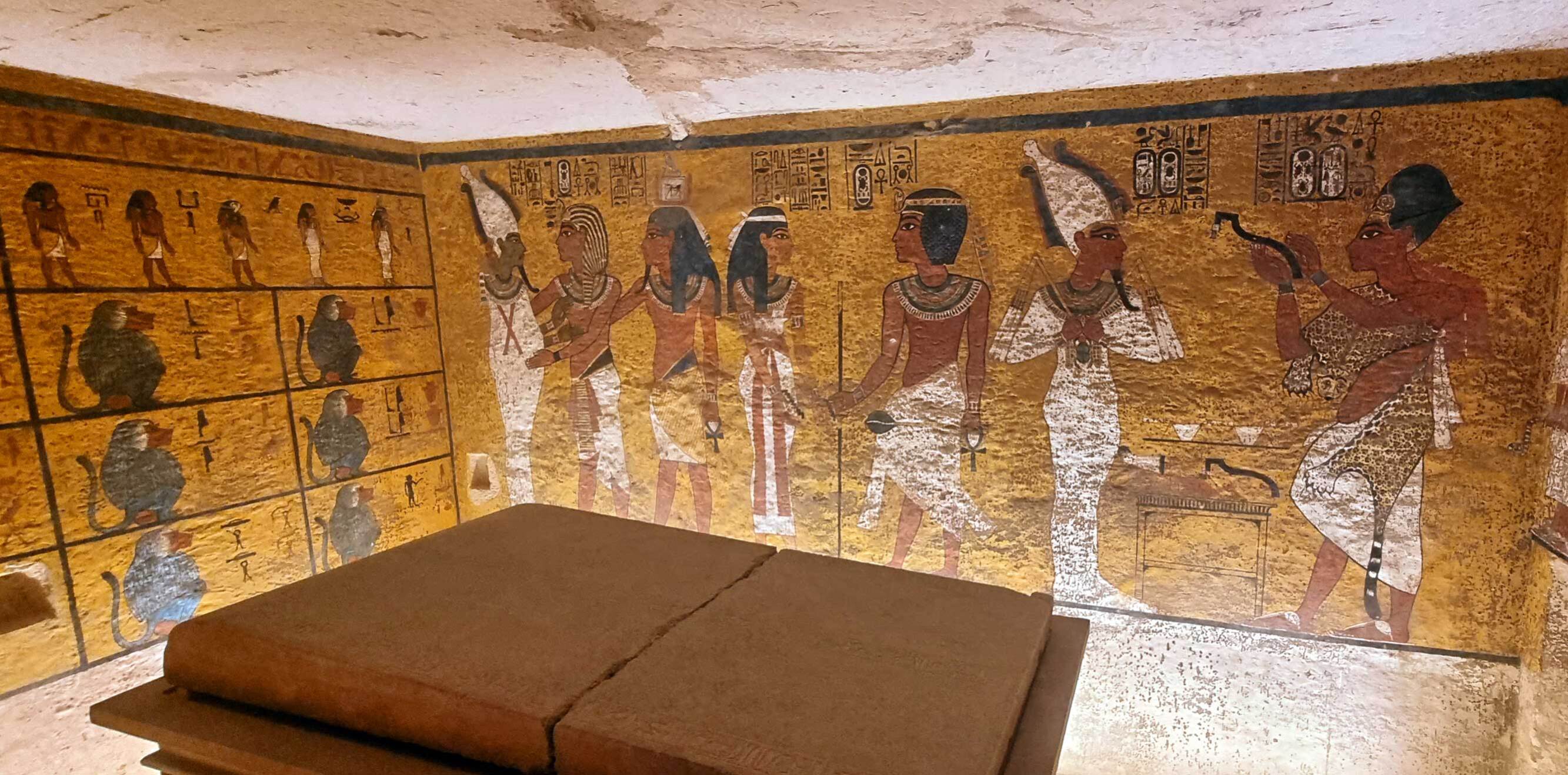 El 1922, Howard Carter va descobrir la tomba intacta de Tutankamon. Avui els enigmes sobre aquesta troballa continuen encoratjant mil històries.